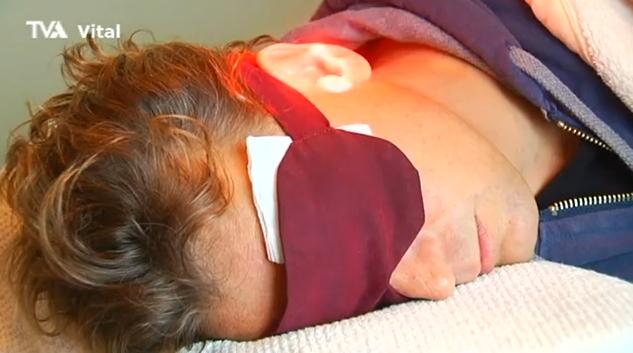 Patient während der Low-Level-Lasertherapie bei Tinnitus und Schwerhörigkeit.